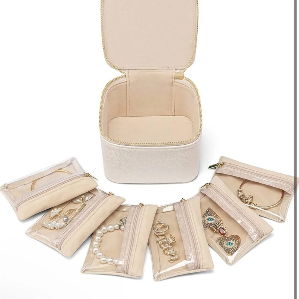 Cream Jewelry Travel Case
0429 - Picture 10 of 15